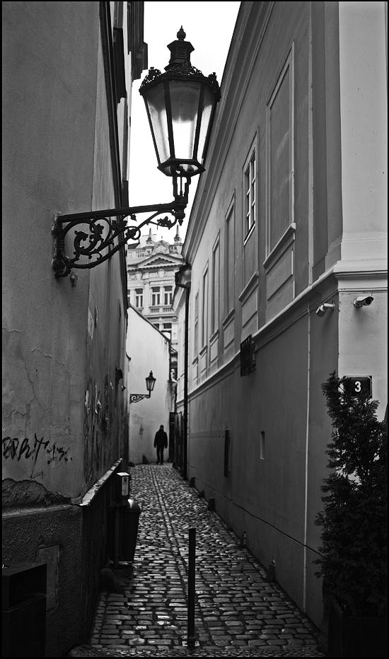 photo "Улочка и фигура-2" tags: black&white, Prag Prague Praha