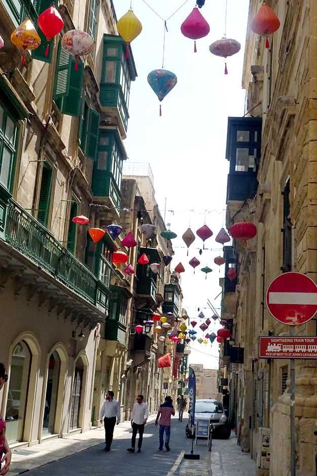 photo "Through the streets of Valletta-Malta." tags: street, city, 