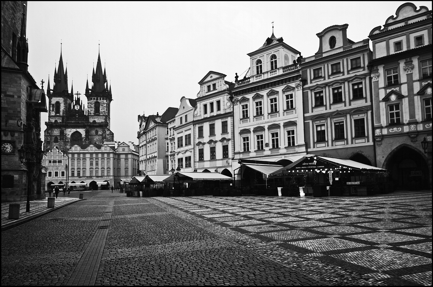 photo "На площади-6" tags: black&white, architecture, Prag Prague Praha