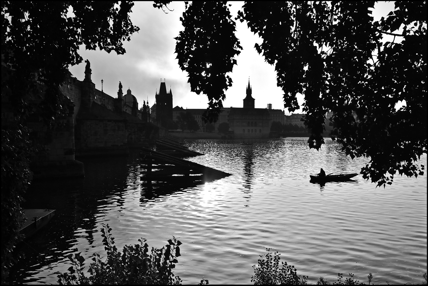 photo "Утро у Влтавы-2" tags: black&white, architecture, Prag Prague Praha