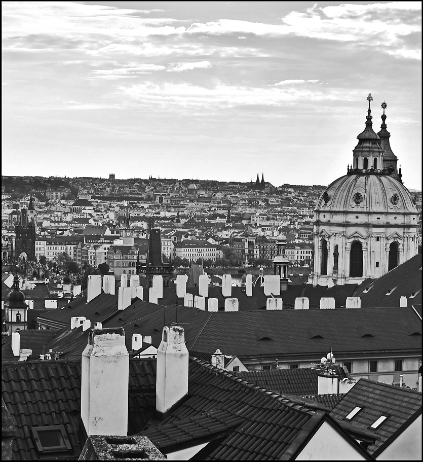 фото "Дома, башни, крыши и дымоходы" метки: черно-белые, архитектура, Prag Prague Praha