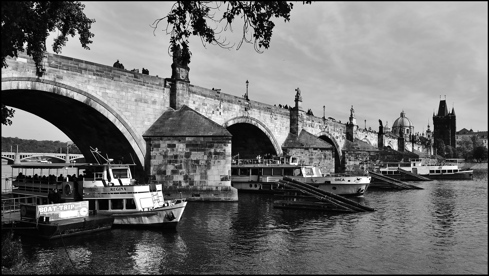 фото "Карлов мост и пароходы" метки: черно-белые, архитектура, Prag Prague Praha