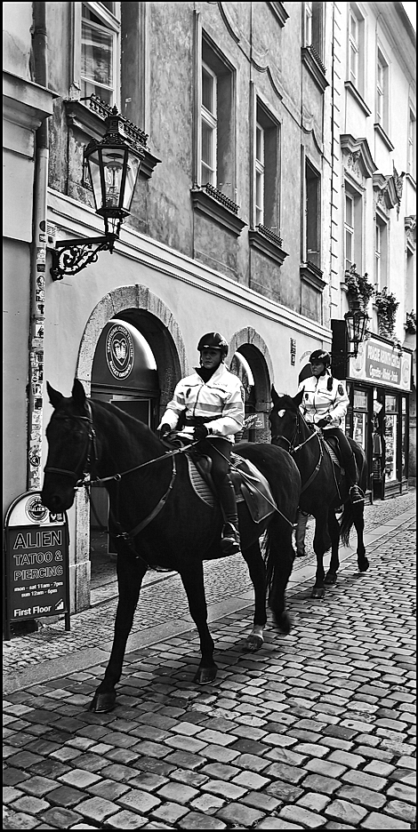 photo "Конная полиция" tags: black&white, Prag Prague Praha