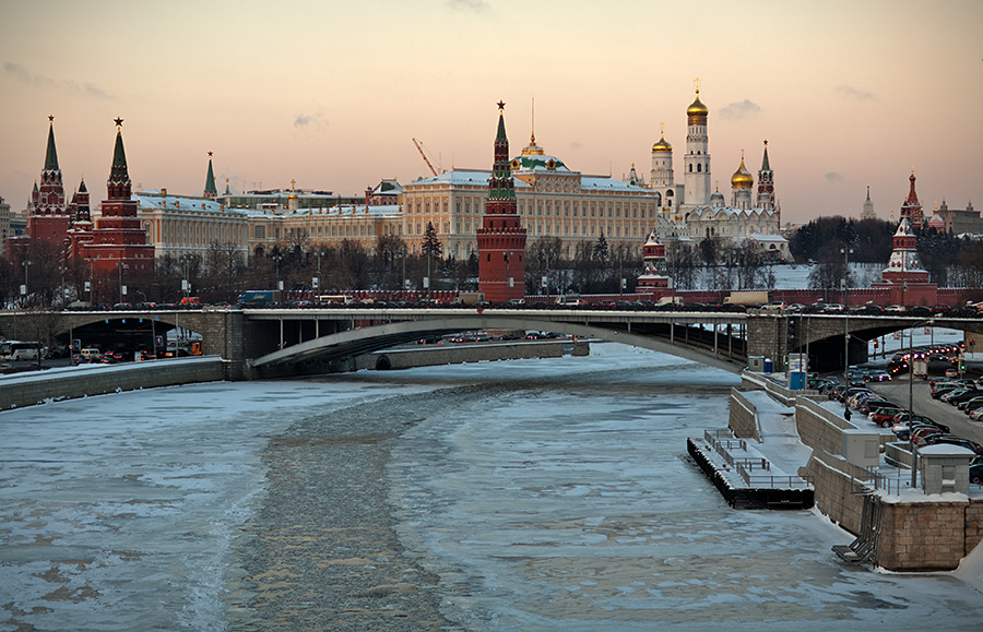 photo "Вид на кремль с Патриаршего моста." tags: landscape, city, architecture, Kremlin, Moscow, Moscow, Russia, bridge, river, snow, лед, сумерки, улицы