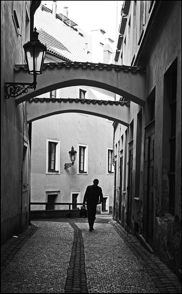 photo "Улочка и фигура-3" tags: black&white, Prag Prague Praha