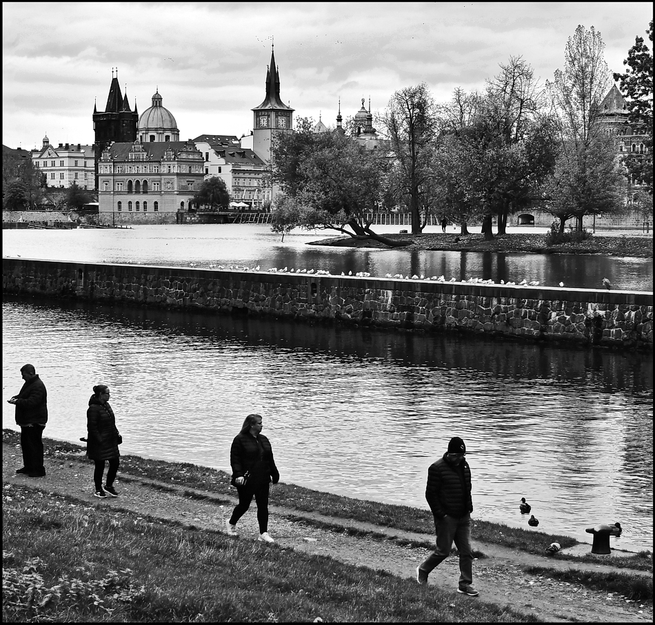 photo "Люди у реки" tags: black&white, architecture, Prag Prague Praha