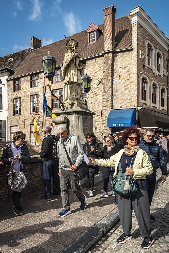 photo "Tourists have arrived in large numbers" tags: genre, 