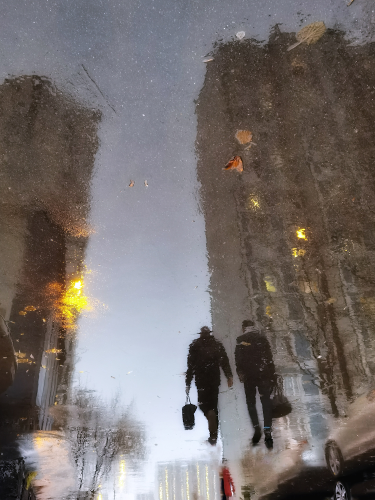 фото "Картина дождливого осеннего города на асфальте..." метки: стрит-фото, город, абстракция, отражение на асфальте, фото с телефона