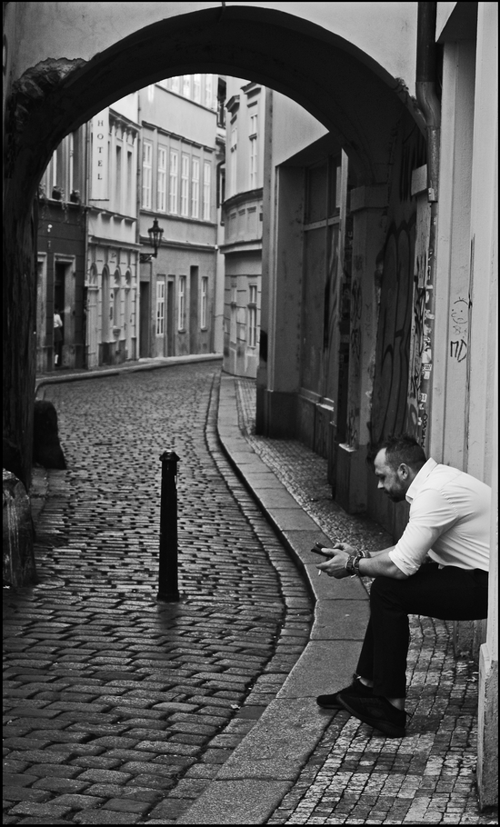 photo "Проход и человек" tags: black&white, Prag Prague Praha
