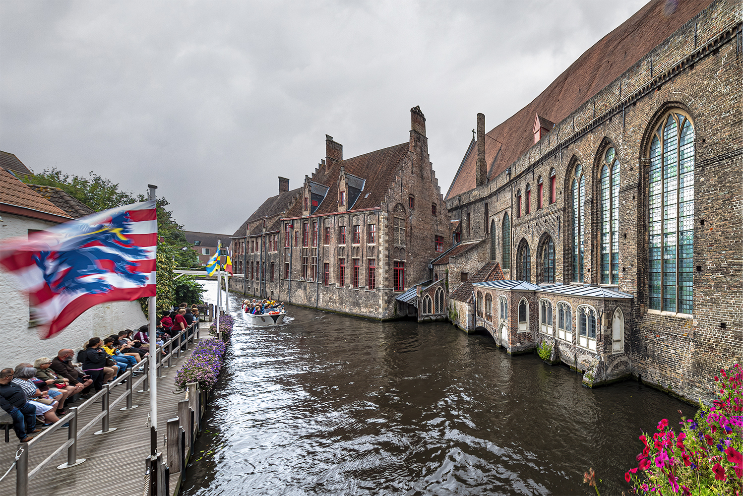 photo "Line for canal ride" tags: genre, 