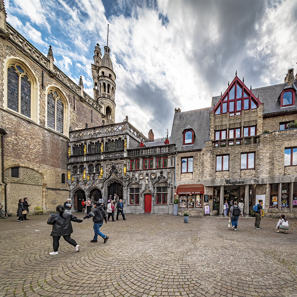 photo "It's not boring to stay on the square" tags: street, architecture, 