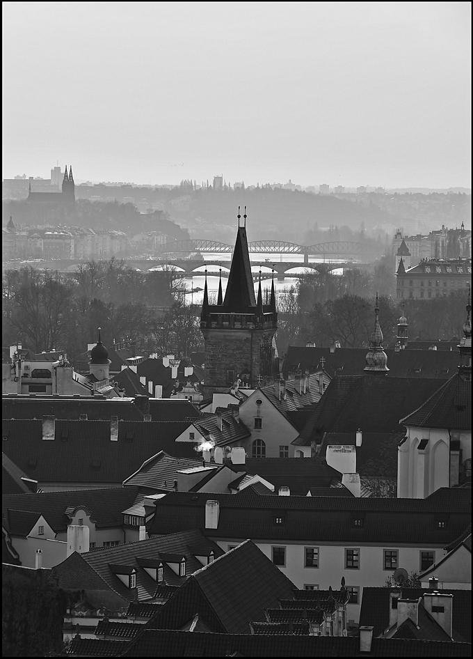 фото "Река, башни и крыши" метки: черно-белые, архитектура, Prag Prague Praha