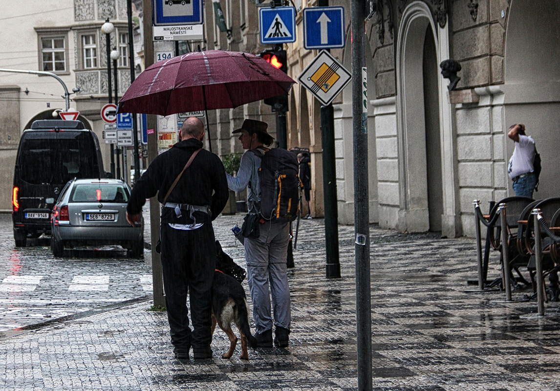 photo "Under the umbrella" tags: travel, street, 