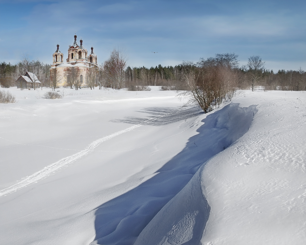 фото "На зимней реке" метки: пейзаж, фотомонтаж, берег, глубинка, деревья, зима, лед, небо, постройки, река, снег, храм, часовня