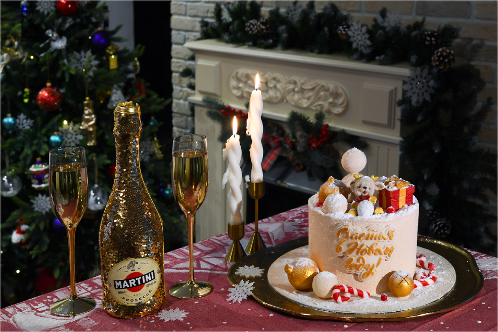 фото "С Новым Годом и Рождеством !" метки: макро и крупный план, Новый Год, бокалы, рождество, свечи, торт, шампанское