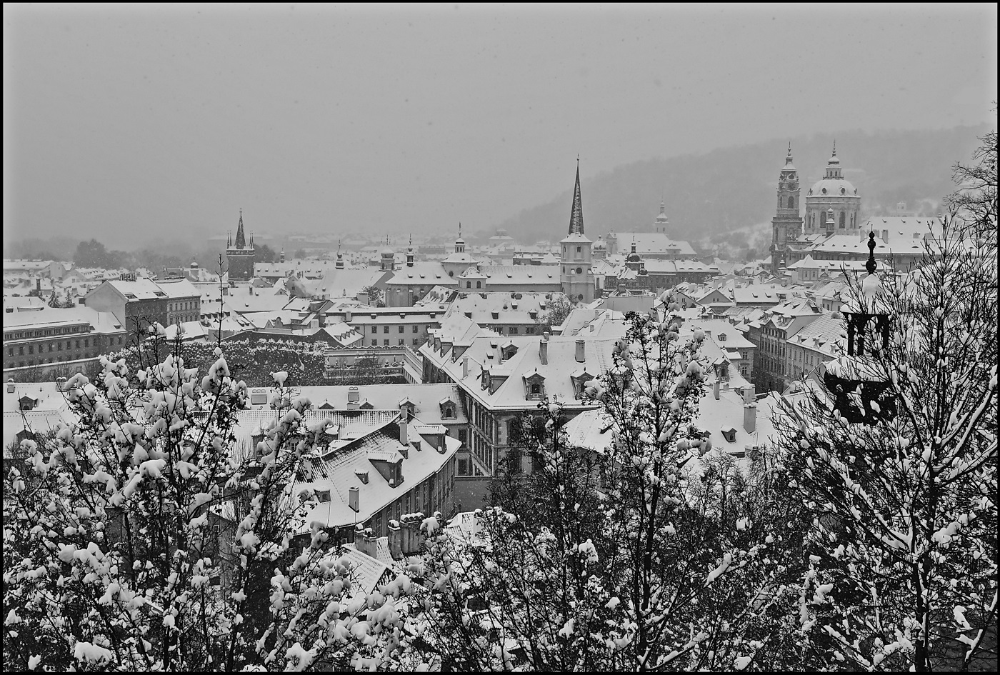 photo "Когда в Праге идет снег-2" tags: black&white, architecture, Prag Prague Praha