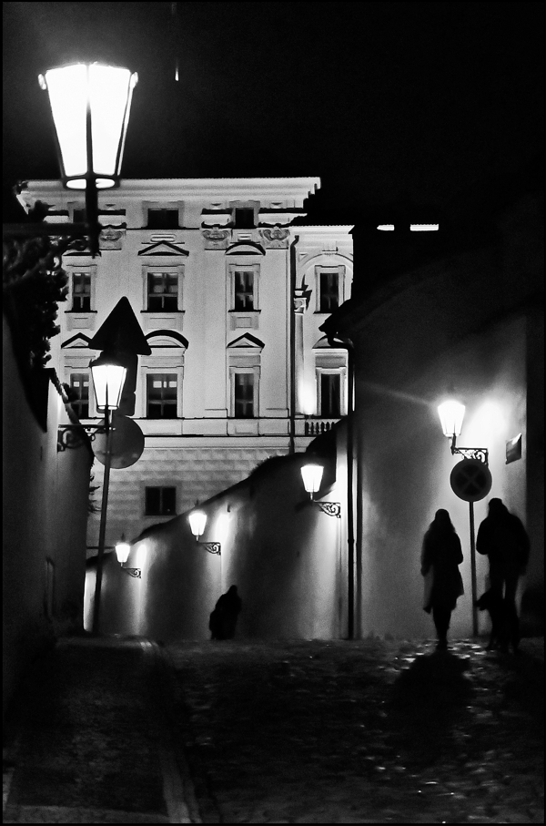 photo "Ночная улица и фигуры" tags: black&white, Prag Prague Praha