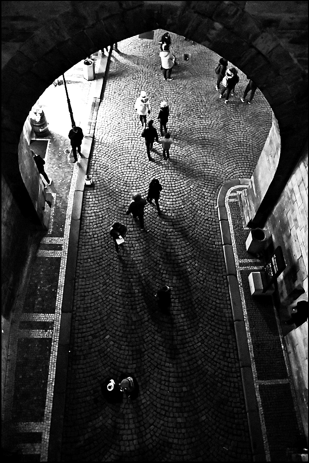 photo "Ворота и люди" tags: black&white, architecture, Prag Prague Praha