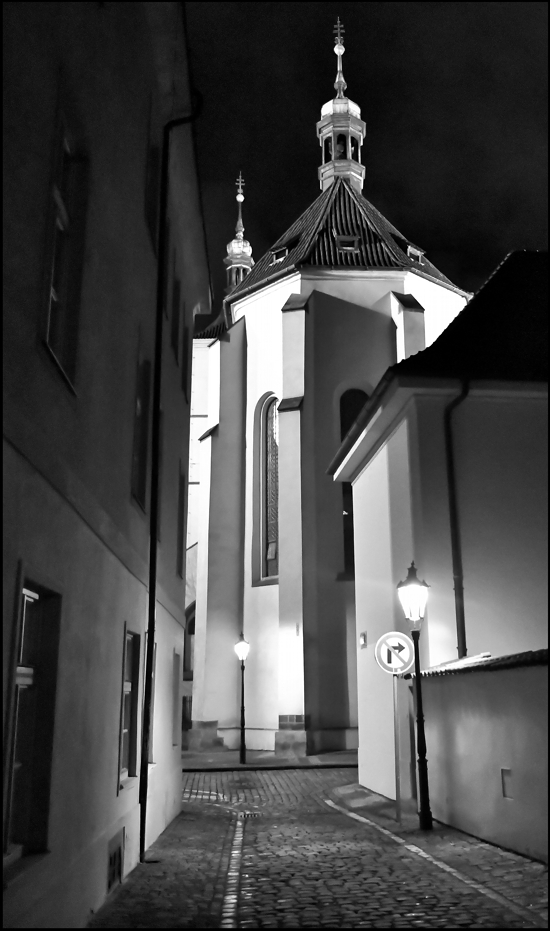 фото "Ночной костел и улочка" метки: черно-белые, архитектура, Prag Prague Praha