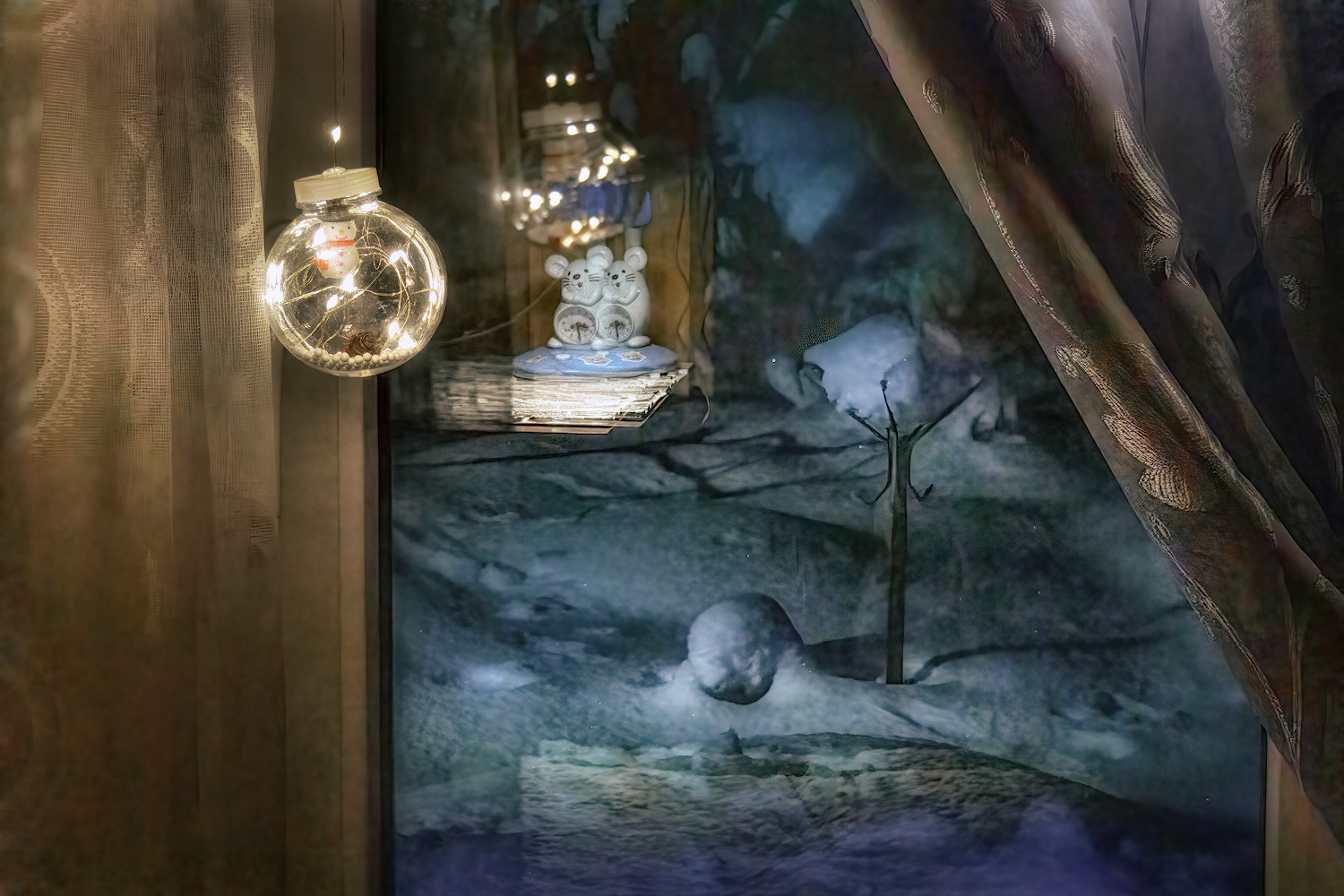 фото "Зимняя сказка на ночь..." метки: интерьер, абстракция, разное, елочная игрушка, занавеска, зима, мышата, ночь, окно, отражение, снег, шар