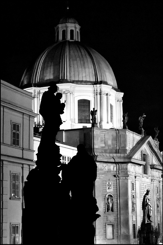 photo "Ночные скульптуры и костел" tags: black&white, architecture, Prag Prague Praha