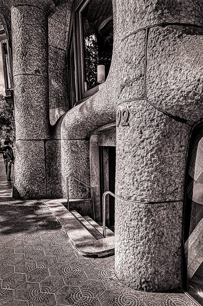 photo "Fragment of Gaudi Architecture" tags: architecture, 