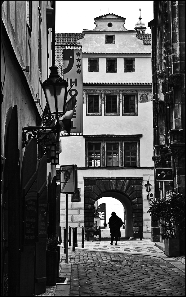 photo "Фигура и улица-4" tags: black&white, architecture, Prag Prague Praha