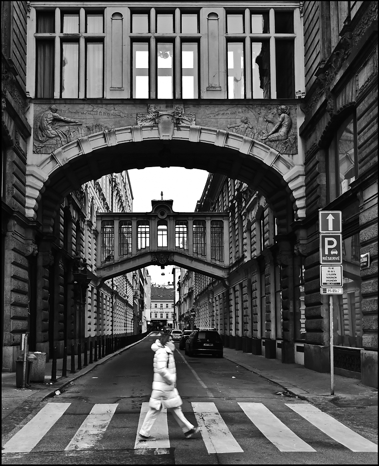 photo "Улица и переход" tags: black&white, architecture, Prag Prague Praha