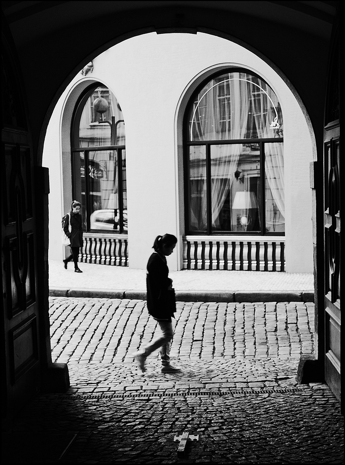 photo "Вход и люди" tags: black&white, Prag Prague Praha