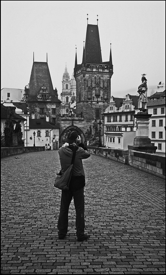 photo "Фотограф на мосту" tags: black&white, architecture, Prag Prague Praha