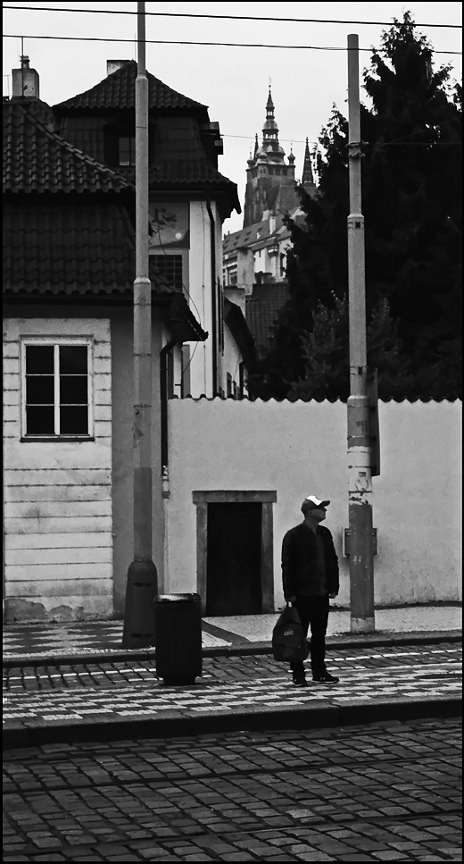 фото "Человек на остановке" метки: черно-белые, архитектура, Prag Prague Praha