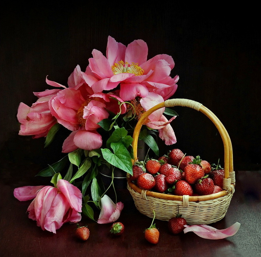 фото "Алый цвет июня" метки: натюрморт, Ягоды, архив, пионы, цветы