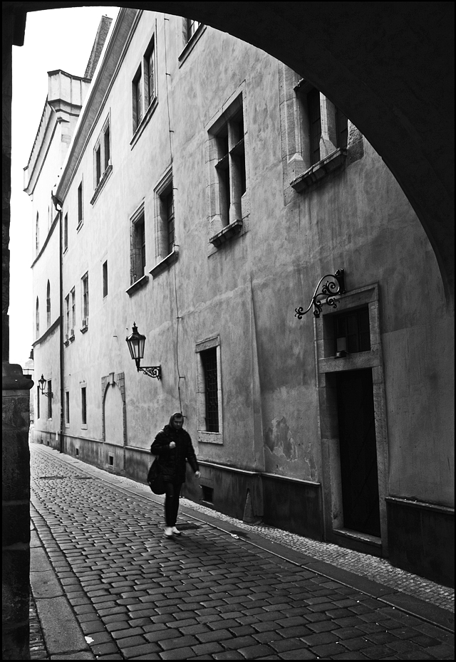 photo "Дом, фигура и улочка" tags: black&white, Prag Prague Praha