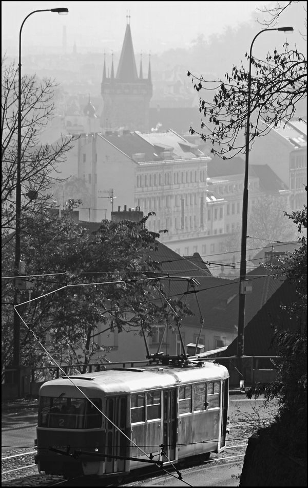 фото "Башня, дома и трамвай" метки: черно-белые, архитектура, Prag Prague Praha