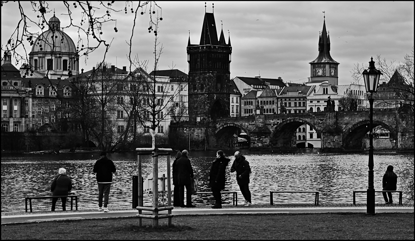 photo "Люди на берегу" tags: black&white, architecture, Prag Prague Praha