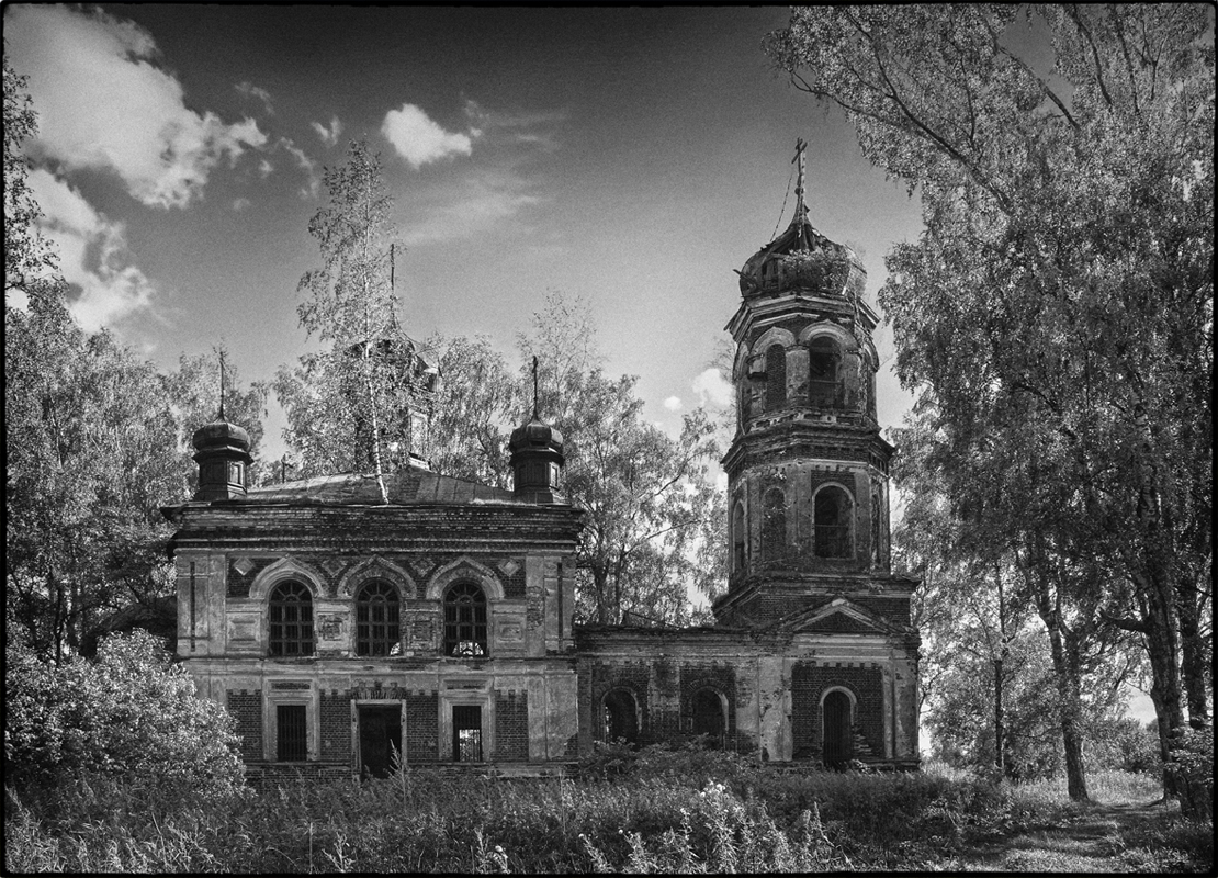 photo "***" tags: architecture, black&white, travel, temple, village, глубинка, провинция, руины