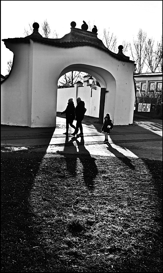 photo "Ворота и фигуры" tags: black&white, Prag Prague Praha