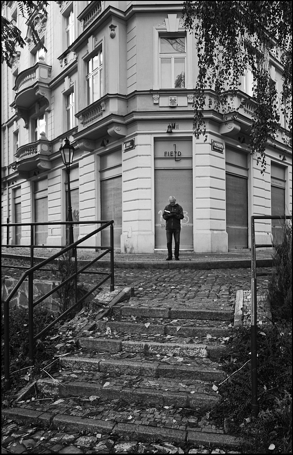 photo "Читатель на углу улицы" tags: black&white, Prag Prague Praha