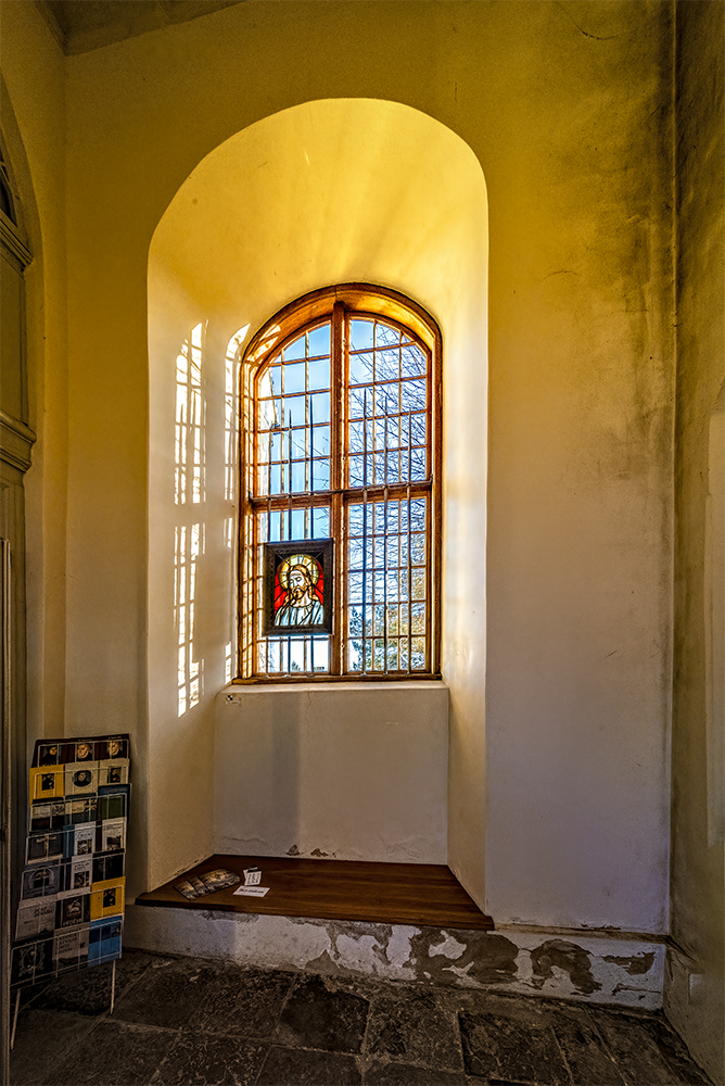 photo "Lonely Stained Glass" tags: interior, 