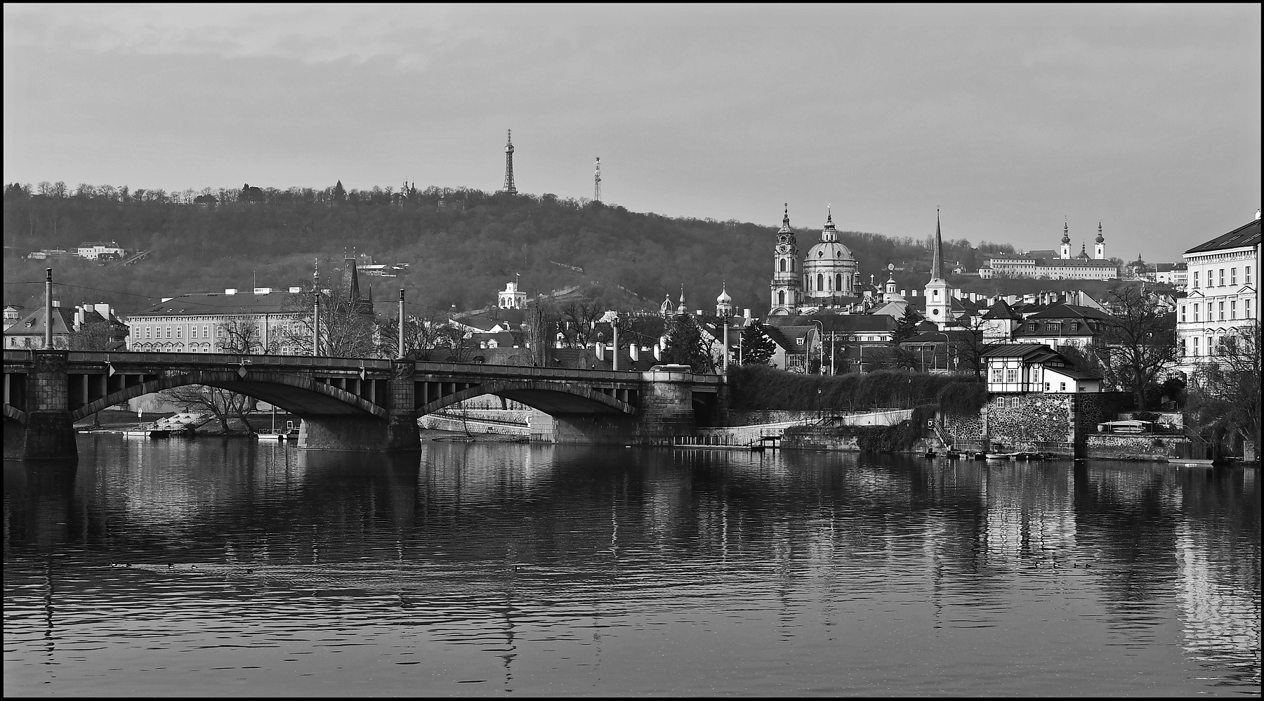 photo "Мост на Малую Страну" tags: black&white, architecture, Prag Prague Praha