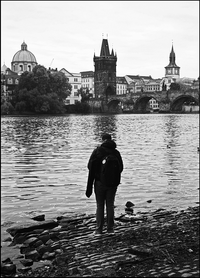 photo "Башни, река и фигура" tags: black&white, architecture, Prag Prague Praha