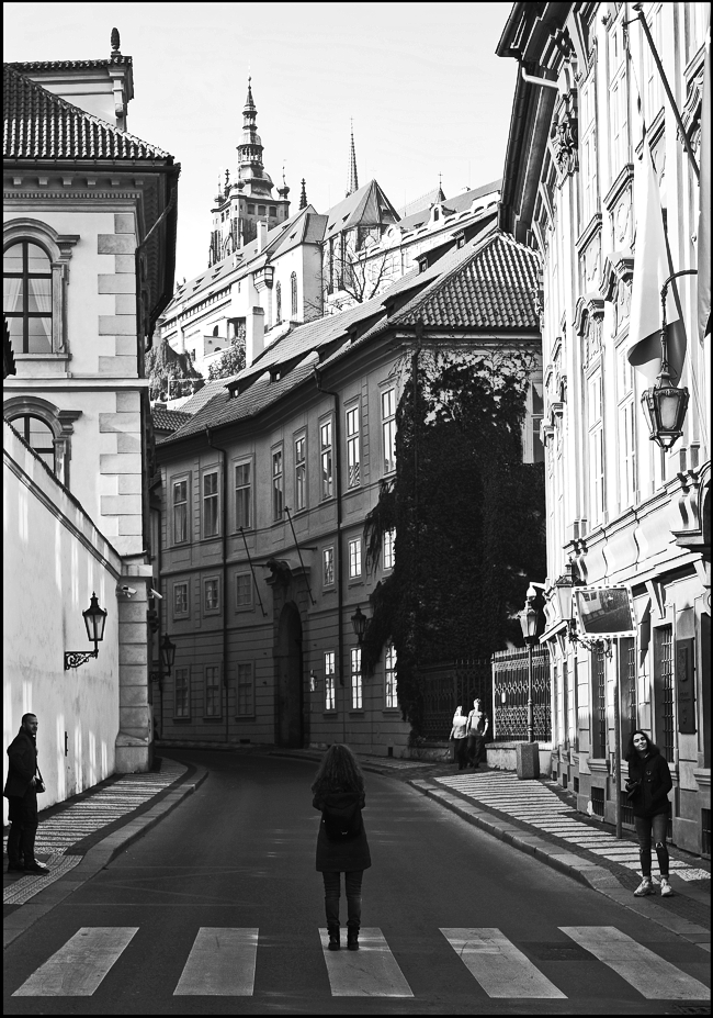 photo "Улица и люди" tags: black&white, architecture, Prag Prague Praha