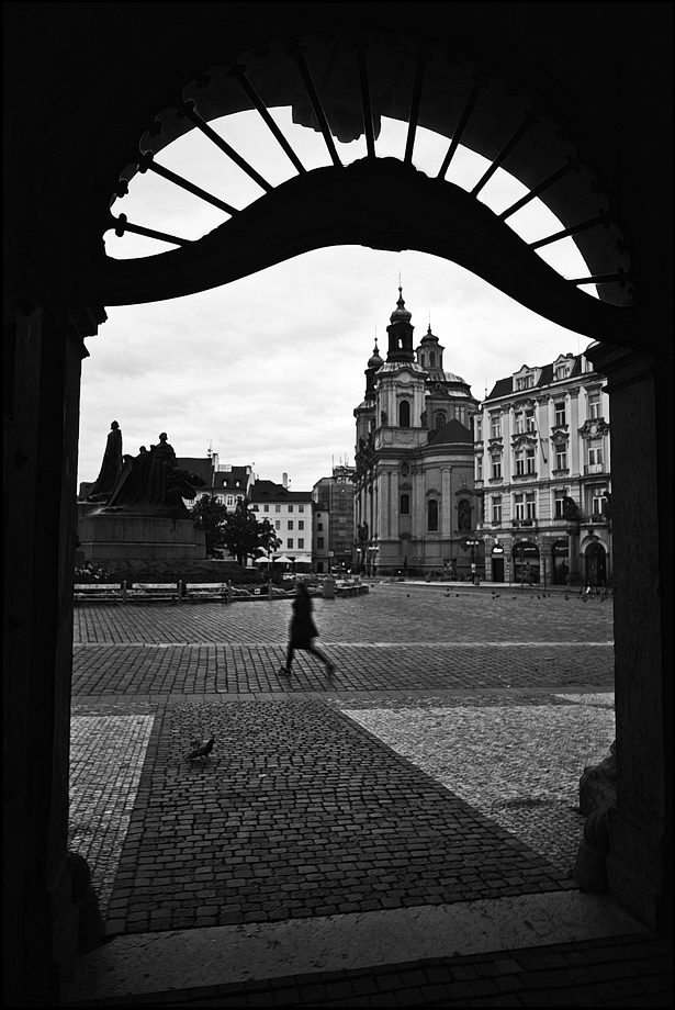 photo "Вход на площадь" tags: black&white, architecture, Prag Prague Praha