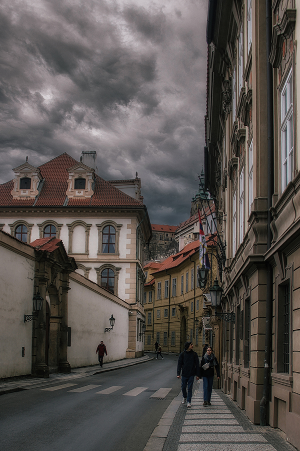 photo "Outrunning the rain..." tags: travel, street, city, 