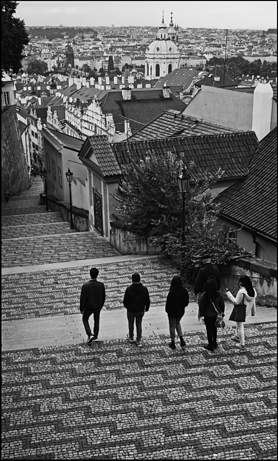 photo "Люди на лестнице" tags: black&white, architecture, Prag Prague Praha