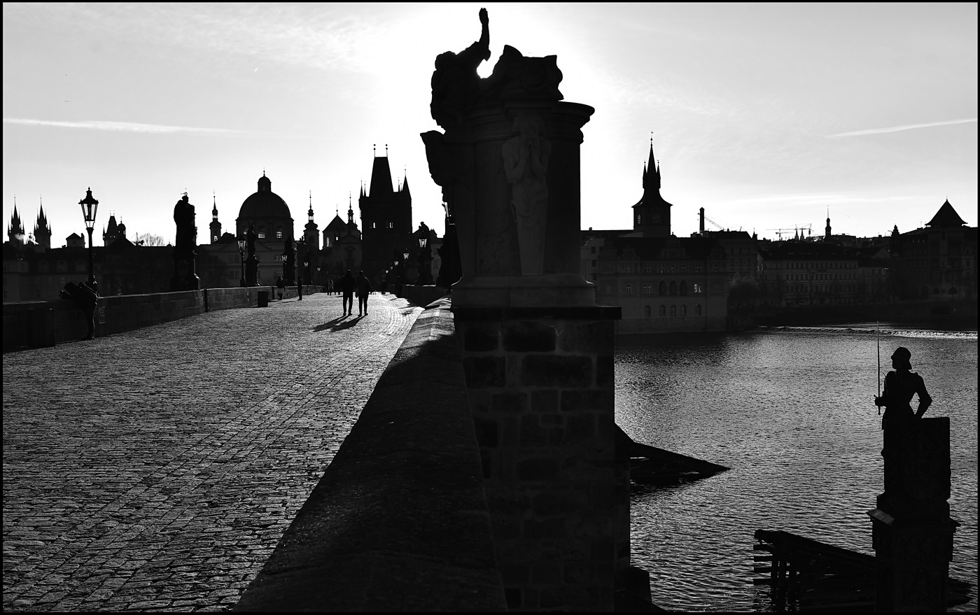 photo "Утро на Карловом мосту" tags: black&white, architecture, Prag Prague Praha