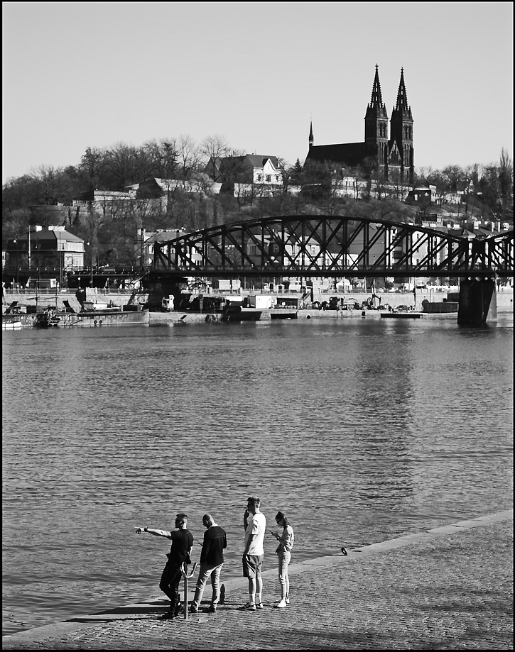 photo "Вышеград, Влтава и люди" tags: black&white, architecture, Prag Prague Praha