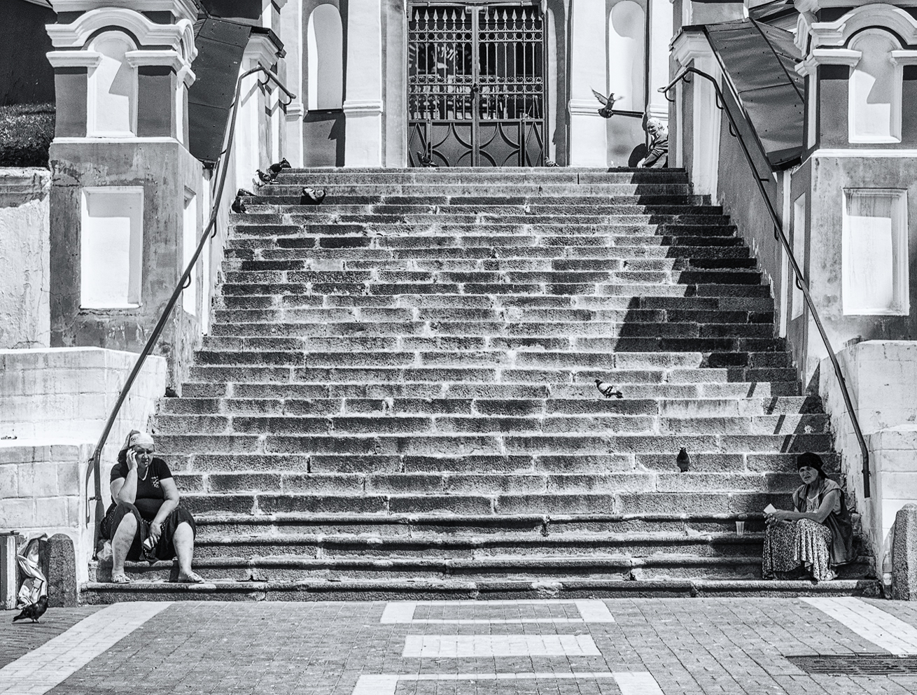 photo "***" tags: street, genre, black&white, summer, Смоленск