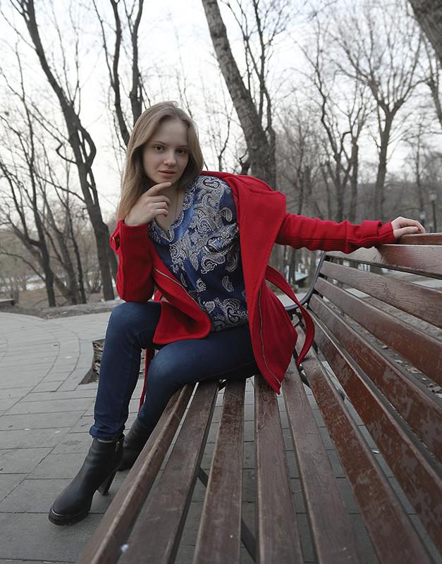 photo "***" tags: portrait, girl, spring, апрель, красное пальто, скамейка