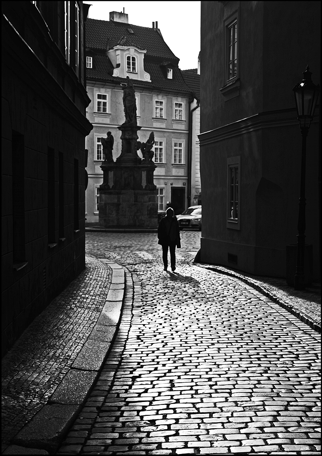 photo "Скульптура, улица и фигура" tags: black&white, architecture, Prag Prague Praha
